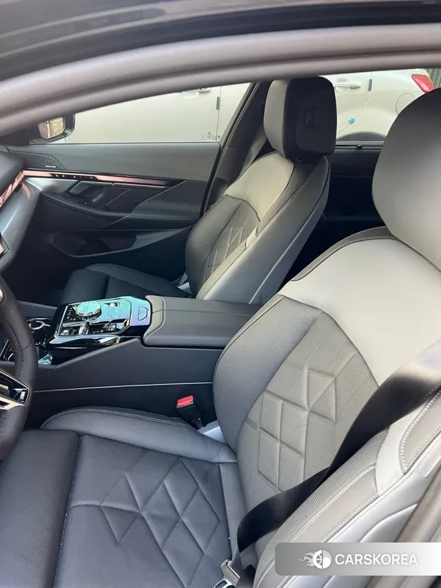 BMW 5 Series (G60) 2025 Черный из Кореи, фото 5