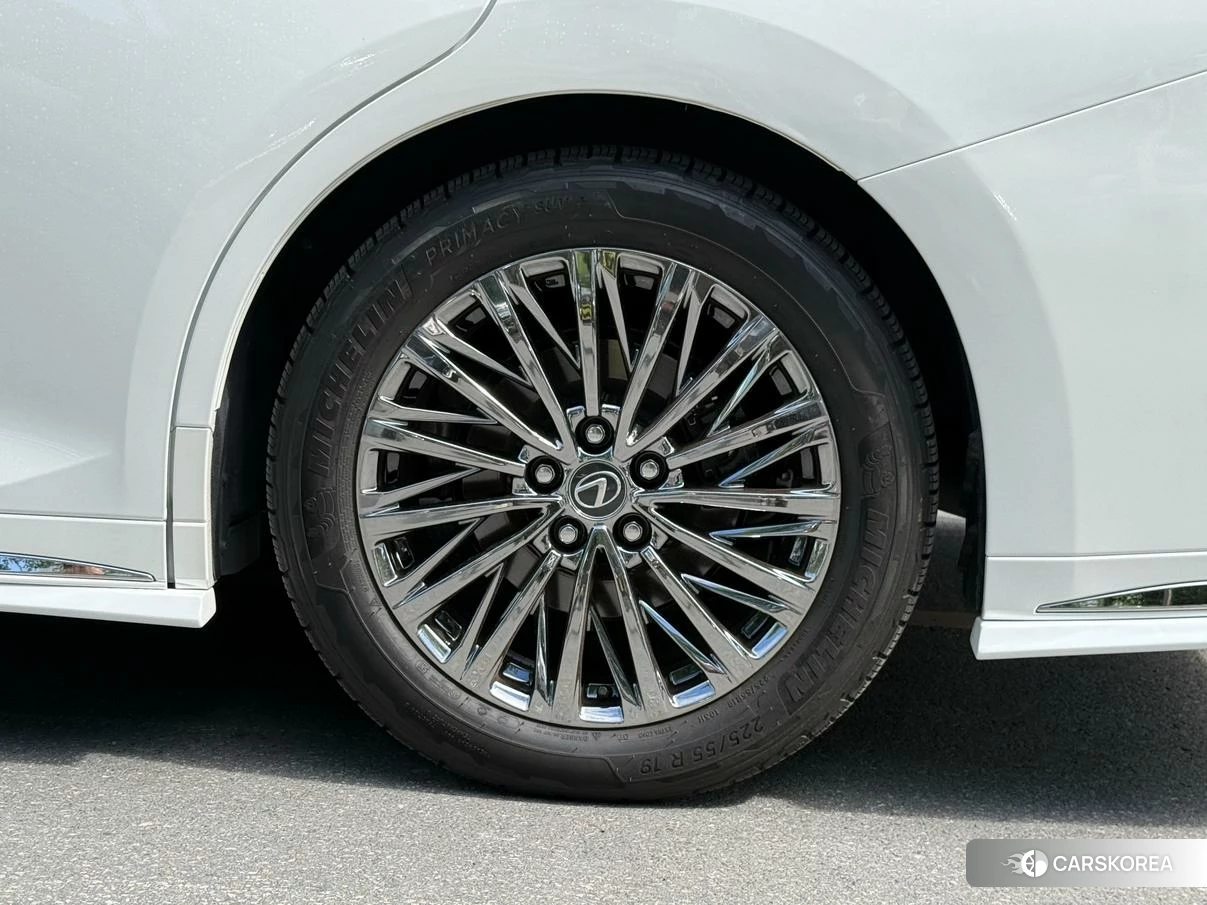 Lexus LM id 4452994 из Китая 21