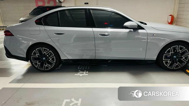 BMW 5 Series (G60) 2025 Коричневый из Кореи, фото 5