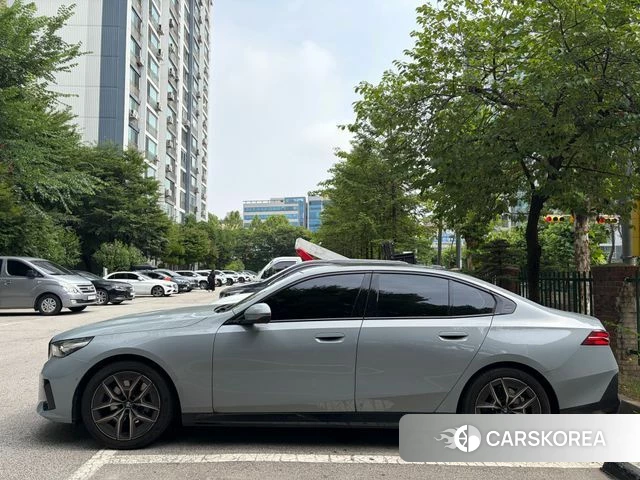 BMW 5 Series (G60) 2026 Светло-серебряный цвет из Кореи, фото 5