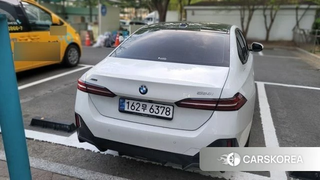 BMW 5 Series (G60) 2024 Белый из Кореи, фото 5