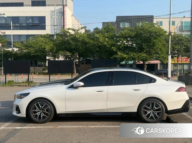 BMW 5 Series (G60) 2025 Белый из Кореи, фото 5