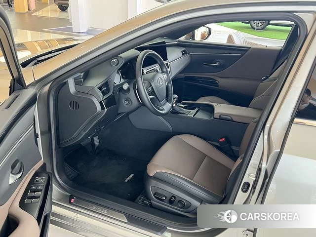 Lexus ES 2024 Серебристо-серый из Китая, фото 6