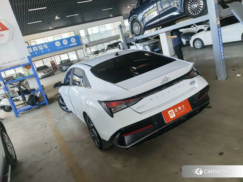 Hyundai Elantra 2023 Белый из Китая, фото 5