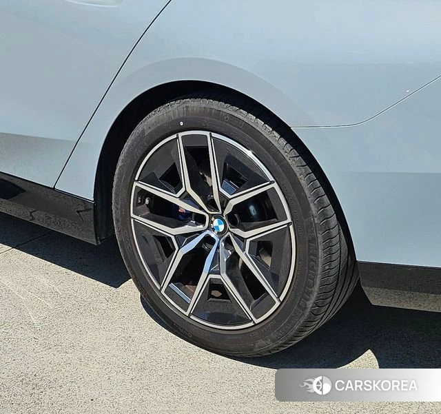 BMW 5 Series (G60) 2024 Небесно-голубой из Кореи, фото 5