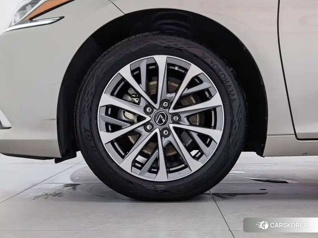 Lexus ES id 4669263 из Китая 19