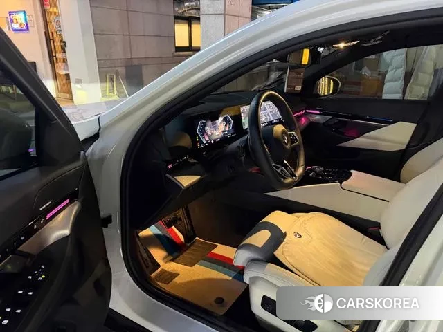 BMW 5 Series (G60) 2024 Белый из Кореи, фото 5