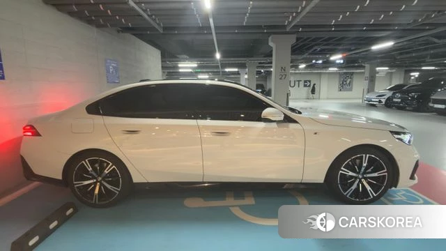 BMW 5 Series (G60) 2025 Белый из Кореи, фото 5
