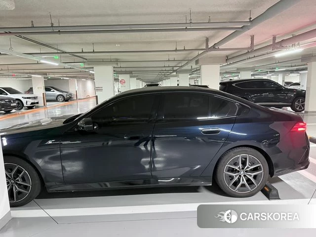 BMW 5 Series (G60) 2025 Черный из Кореи, фото 5