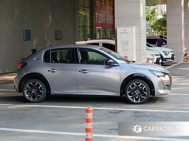 Peugeot e-208 second Generation 2022 Серебристо-серый из Кореи, фото 5