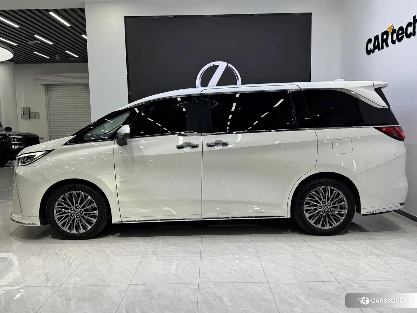 Lexus LM id 4685866 из Китая 16