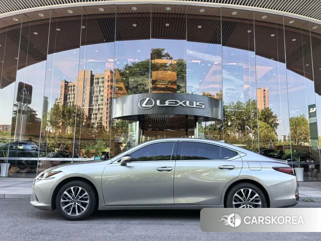Lexus ES id 4335904 из Китая 13