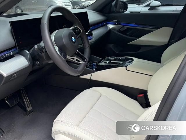 BMW 5 Series (G60) 2026 Светло-серебряный цвет из Кореи, фото 6