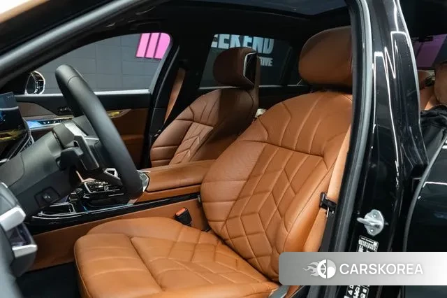 BMW 7 Series (G70) 2025 Золотой двухцветный из Кореи, фото 6