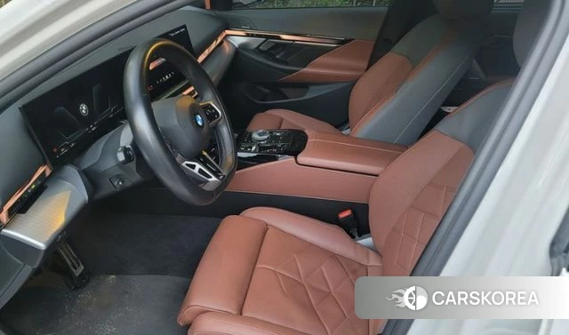BMW 5 Series (G60) 2024 Белый из Кореи, фото 6
