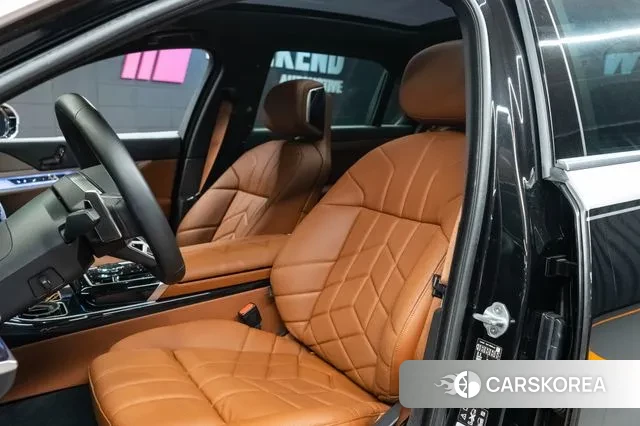 BMW 7 Series (G70) 2025 Серебряный двухцветный из Кореи, фото 6