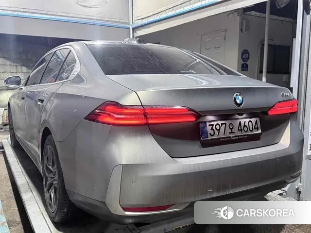 BMW 5 Series (G60) 2025 Песочный из Кореи, фото 6