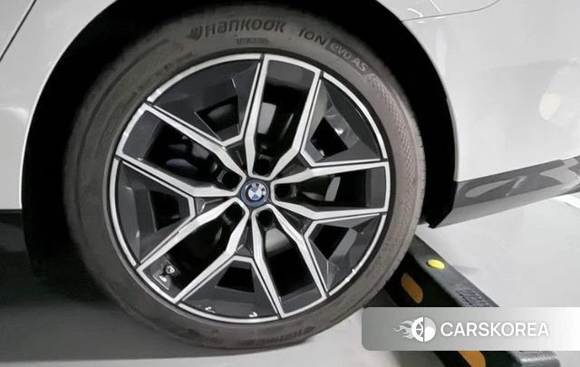 BMW i5 (G60) 2023 Белый из Кореи, фото 6