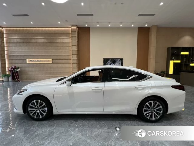 Lexus ES id 4262152 из Китая 14
