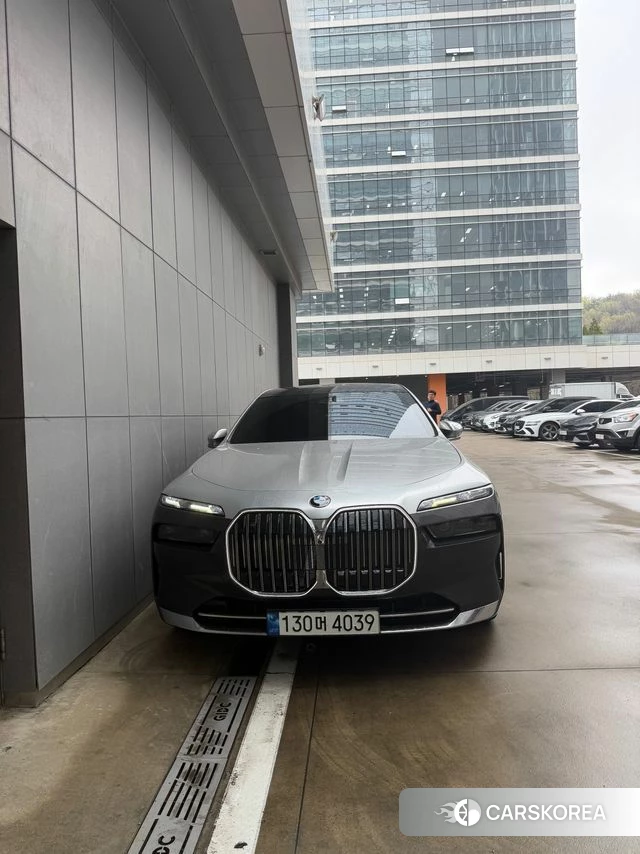 BMW 7 Series (G70) 2023 Серый из Кореи, фото 6