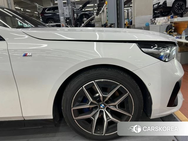 BMW 5 Series (G60) 2023 Белый из Кореи, фото 6