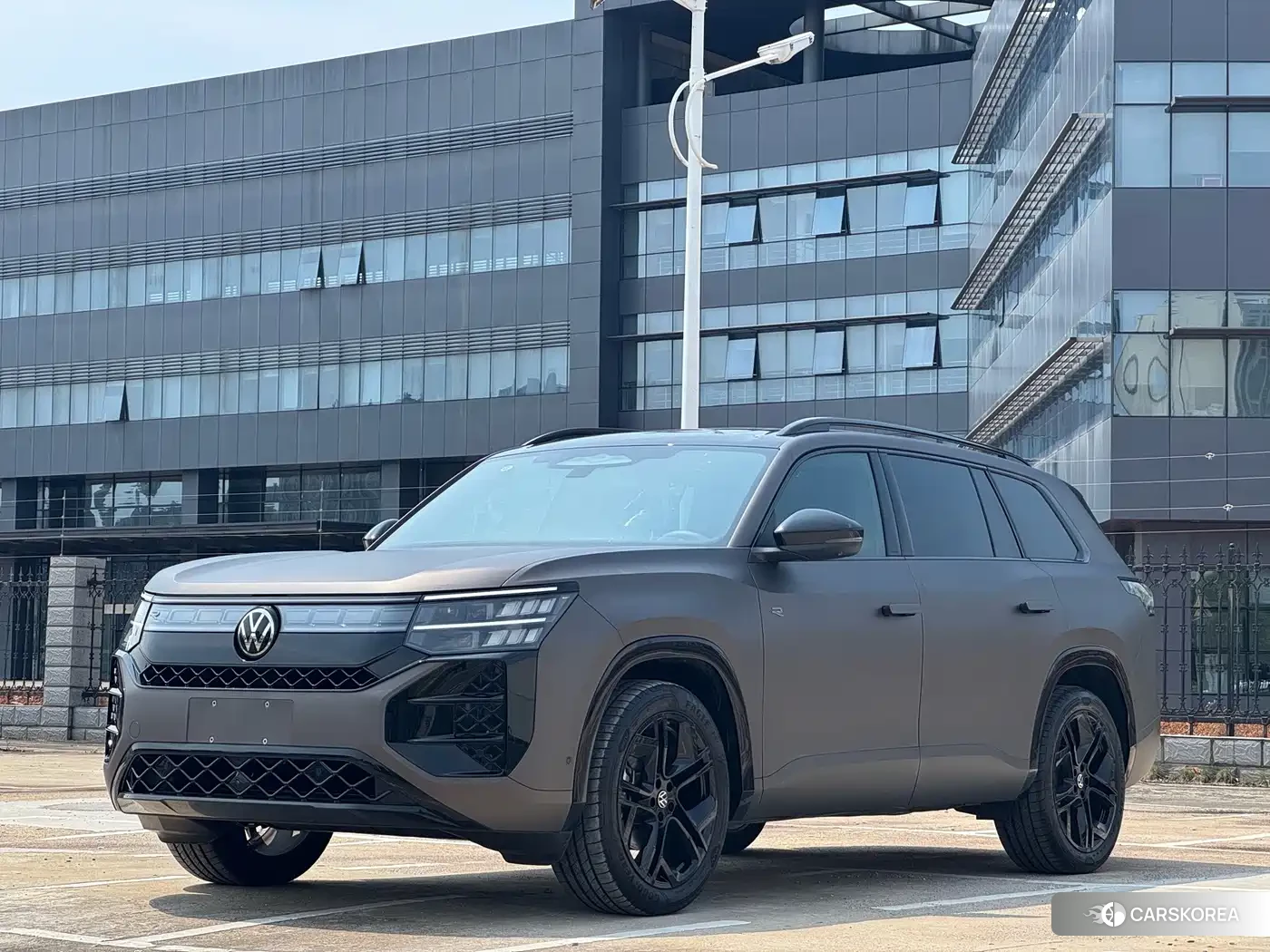 Volkswagen Touareg 2025 Champagne/brown из Китая, фото 6