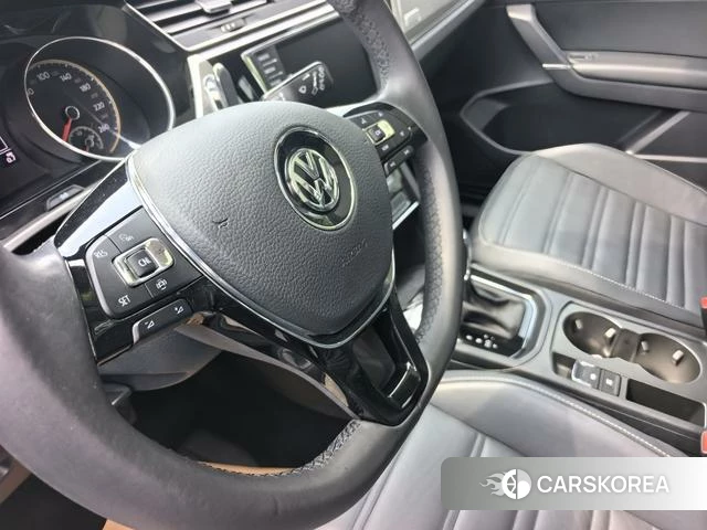 Volkswagen Touran L id 4276248 из Китая 17