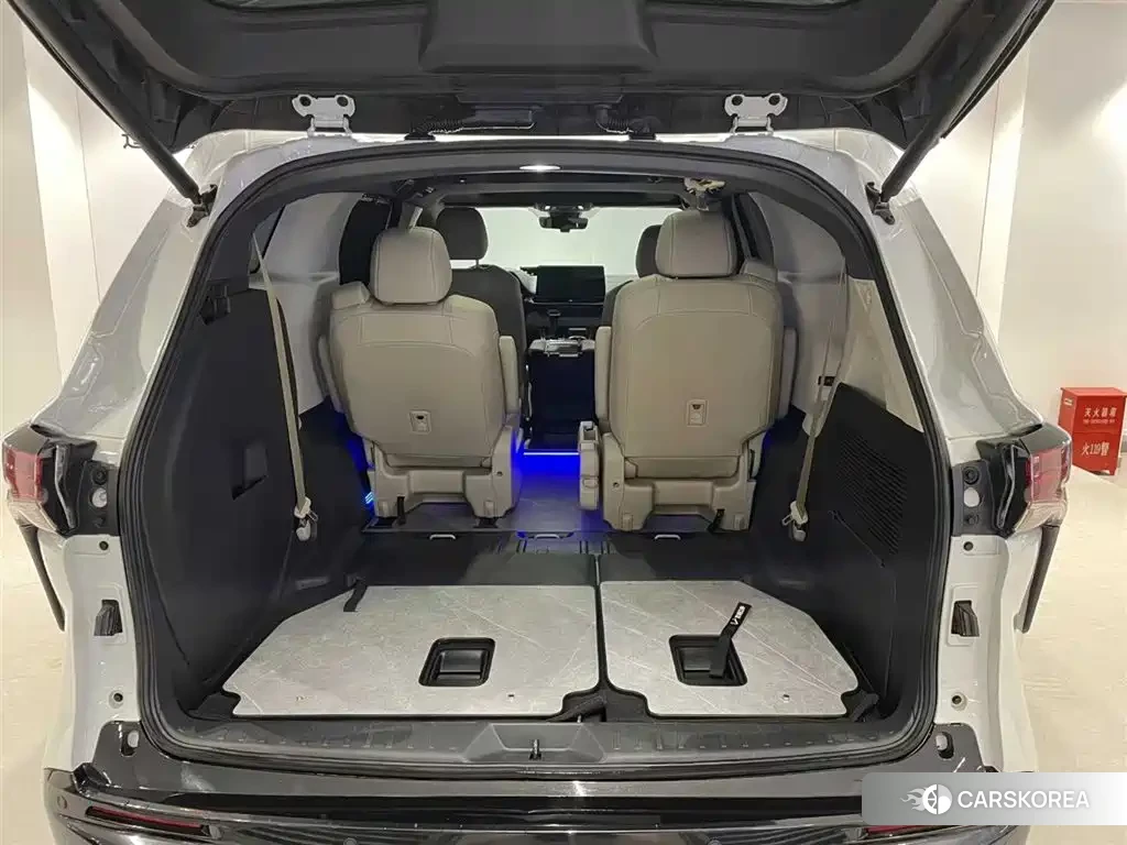 Toyota Granvia 2023 Белый из Китая, фото 6