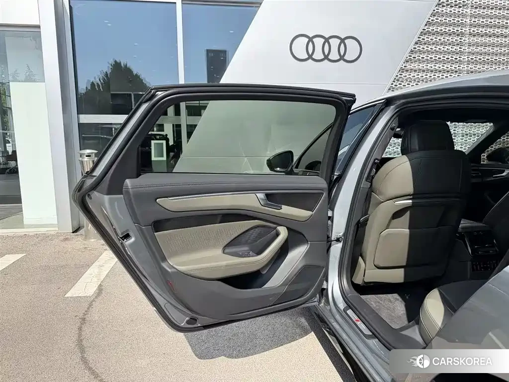 Audi A6L id 4680544 из Китая 23