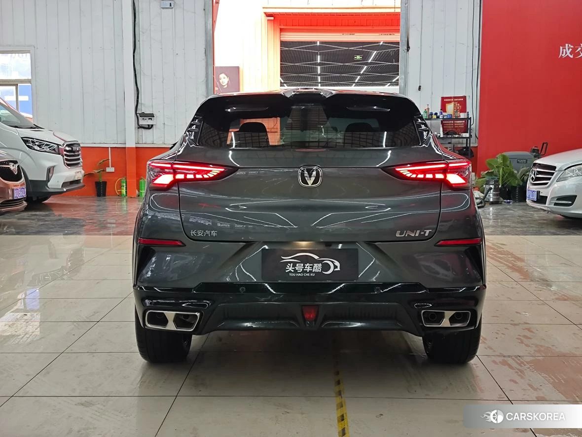 Chang'an UNI-T 2023 Темно-серый из Китая, фото 6