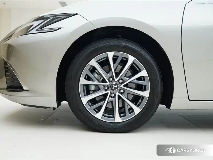 Lexus ES id 4576354 из Китая 17