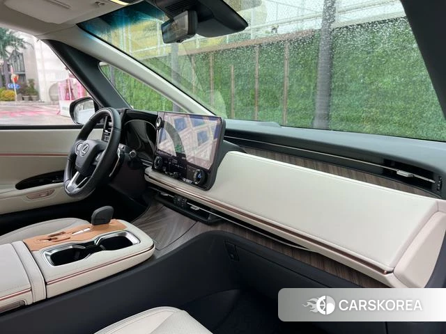 Lexus LM id 4278813 из Китая 14