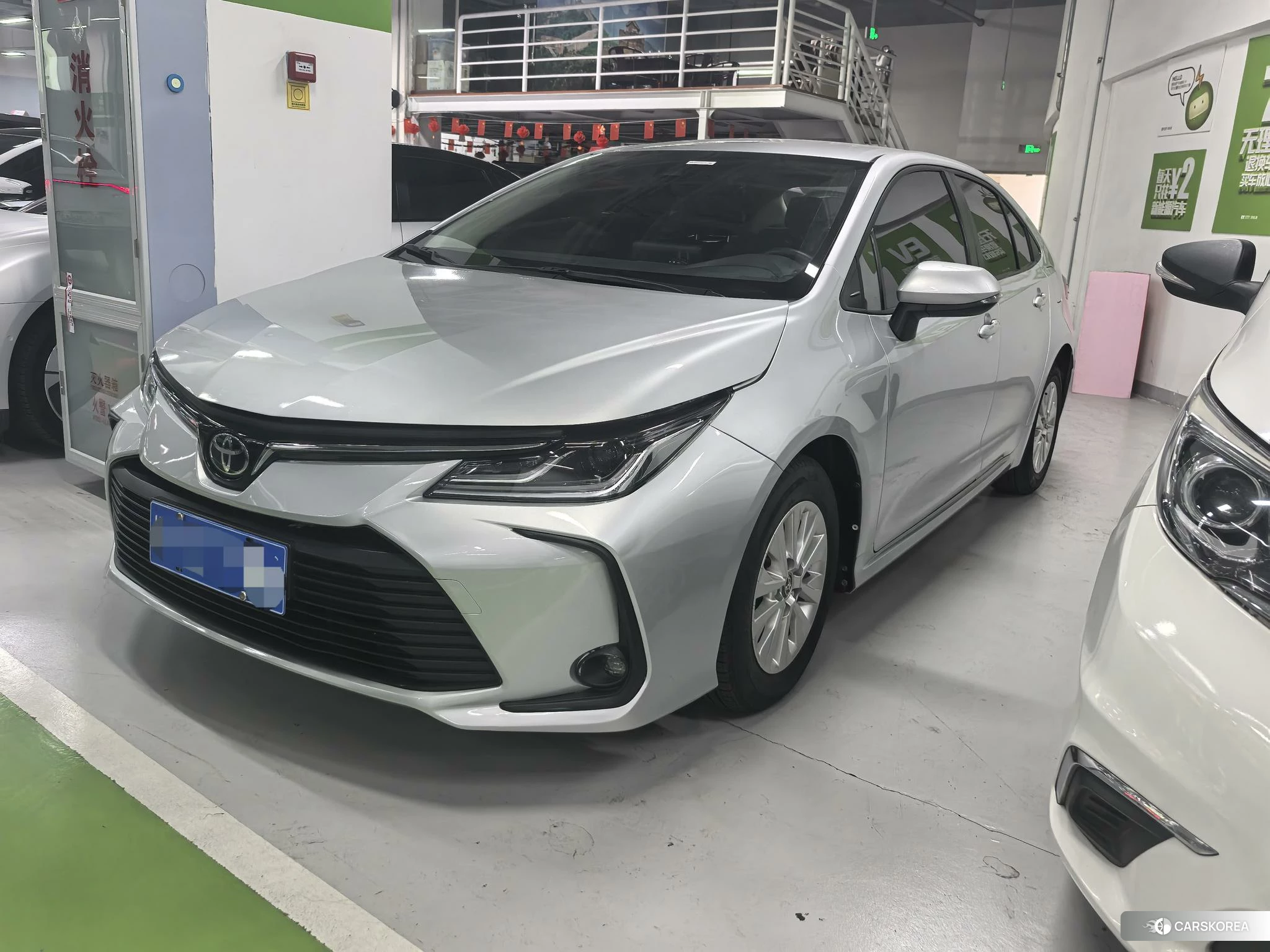 Toyota Corolla 2022 Серебристо-серый из Китая, фото 6