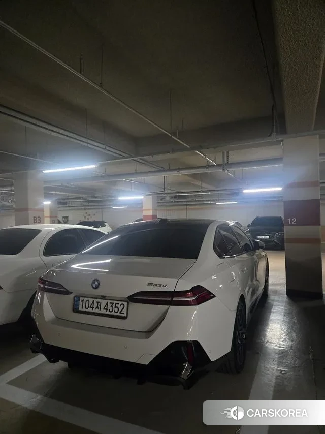 BMW 5 Series (G60) 2023 Белый из Кореи, фото 6