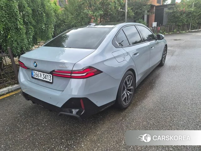 BMW 5 Series (G60) 2026 Светло-серебряный цвет из Кореи, фото 6