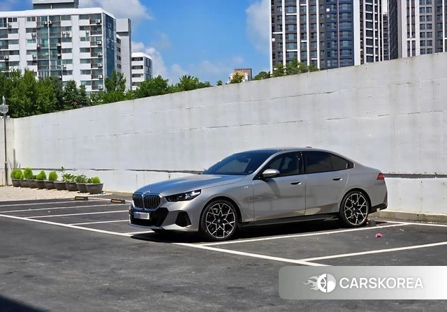 BMW 5 Series (G60) 2025 Золотой двухцветный из Кореи, фото 6