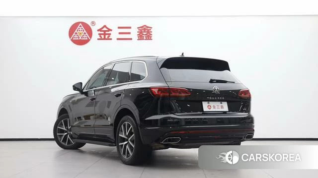 Volkswagen Touareg 2024 Черный из Китая, фото 6