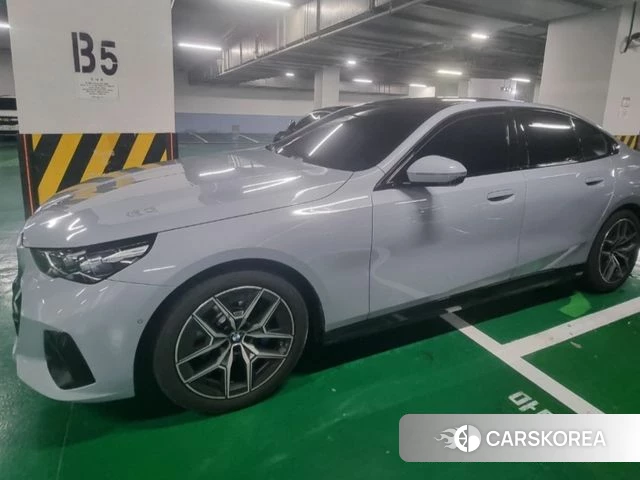 BMW 5 Series (G60) 2026 Светло-серебряный цвет из Кореи, фото 6