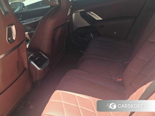 BMW 7 Series (G70) 2023 Серебристо-серый из Кореи, фото 6