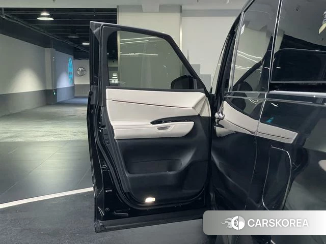 Lexus LM id 4353481 из Китая 28
