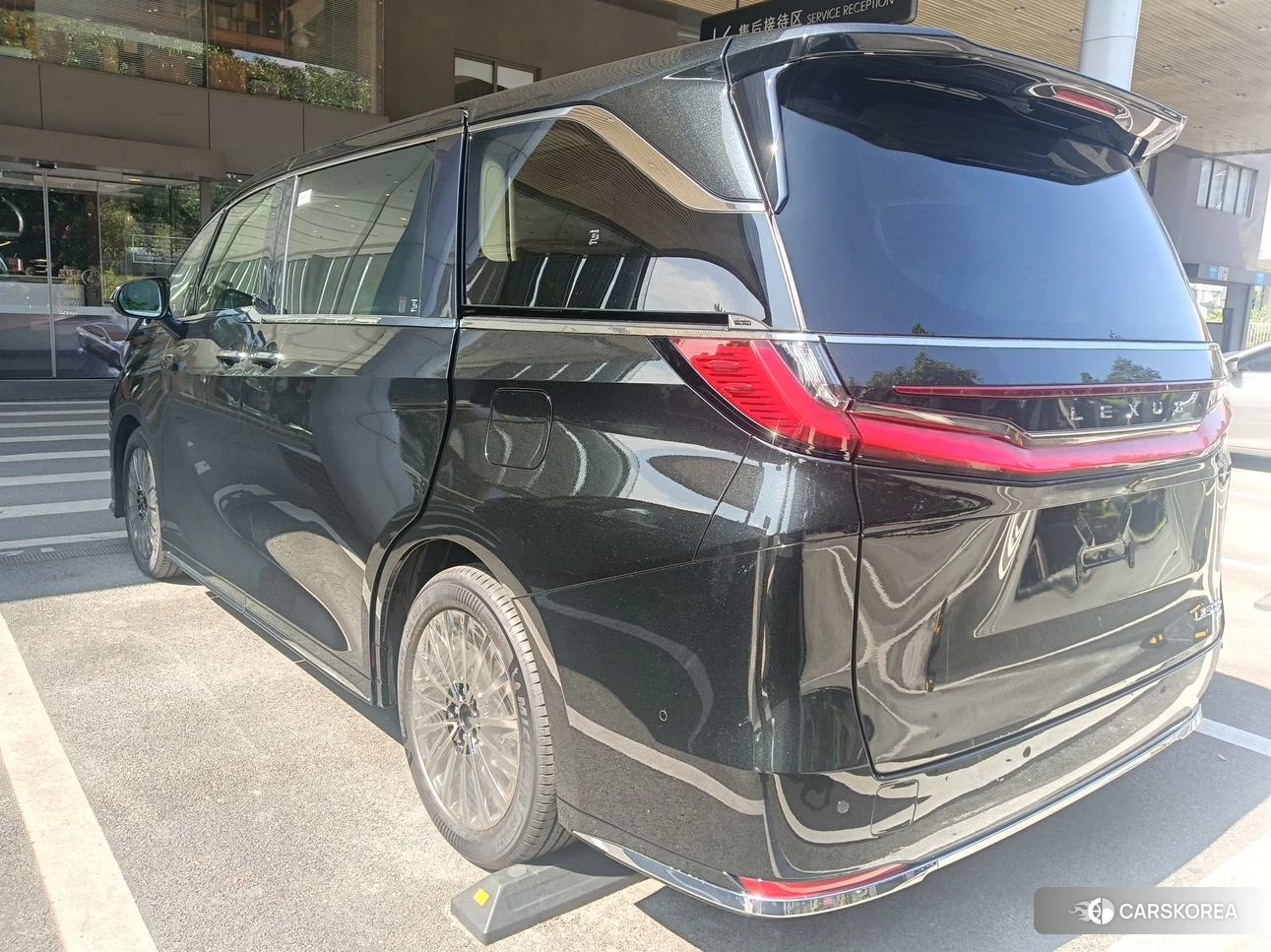 Lexus LM id 4440468 из Китая 21