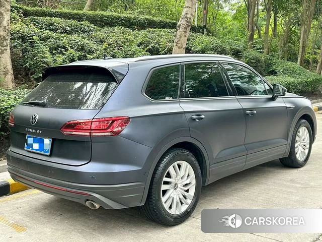 Volkswagen Touareg 2023 Темно-серый из Китая, фото 6