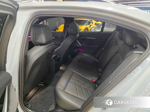 BMW 5 Series (G60) 2026 Светло-серебряный цвет из Кореи, фото 6