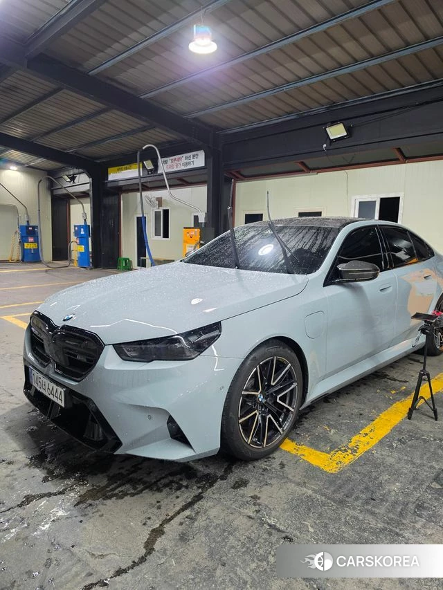 BMW M5 (G90) 2026 Серебристо-серый из Кореи, фото 6