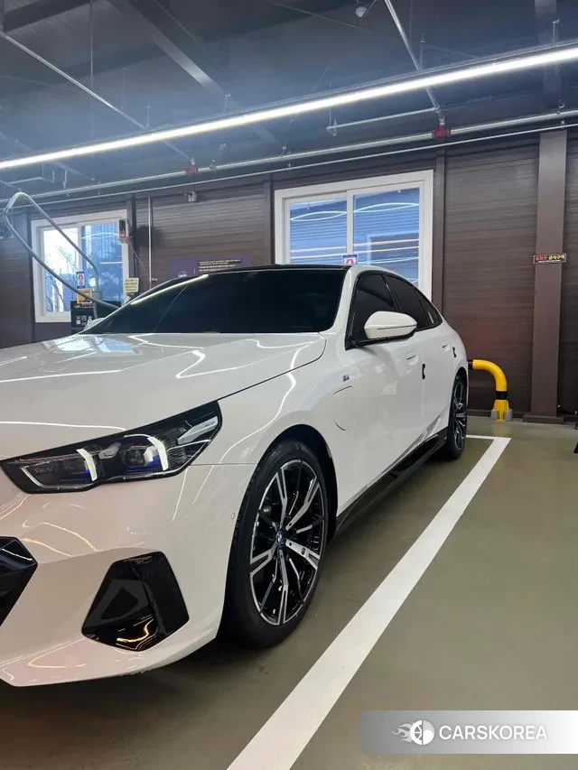 BMW 5 Series (G60) 2024 Белый из Кореи, фото 6