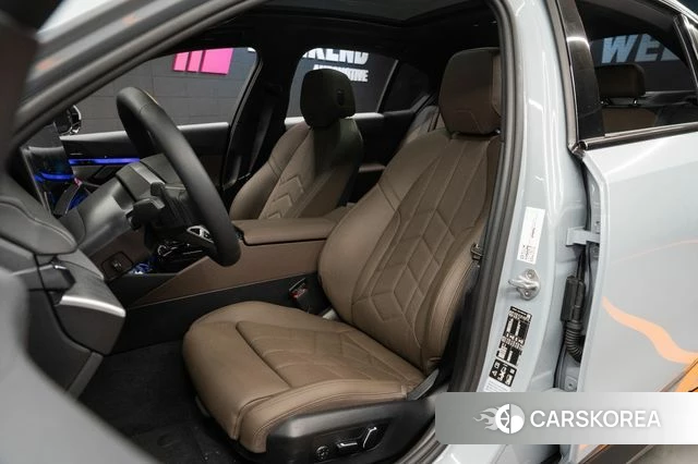 BMW 5 Series (G60) 2025 Светло-серебряный цвет из Кореи, фото 6