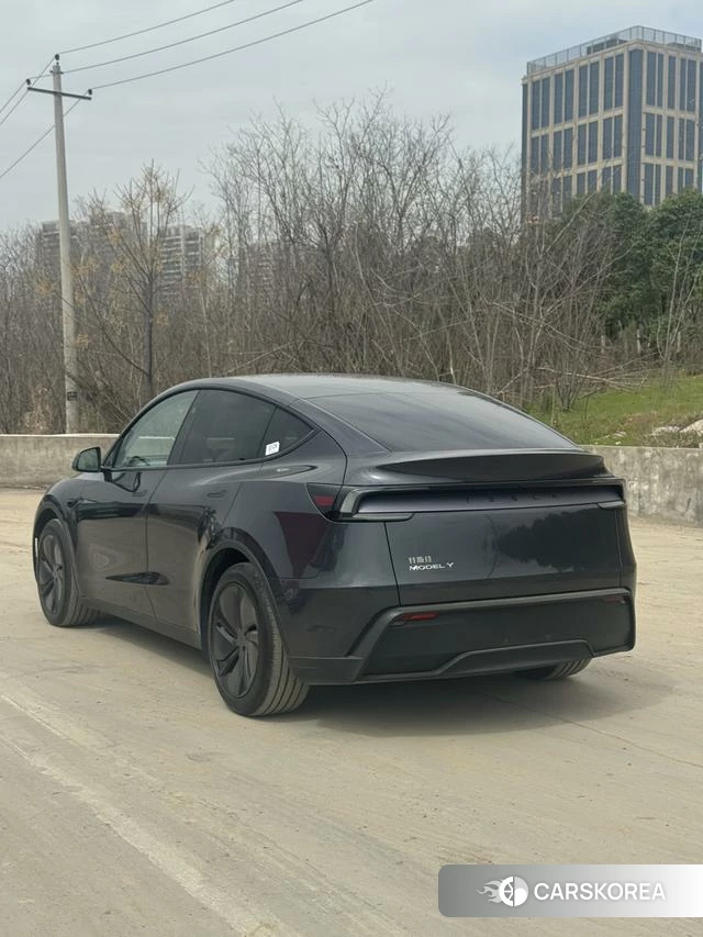 Tesla Model Y 2025 Черный из Китая, фото 6