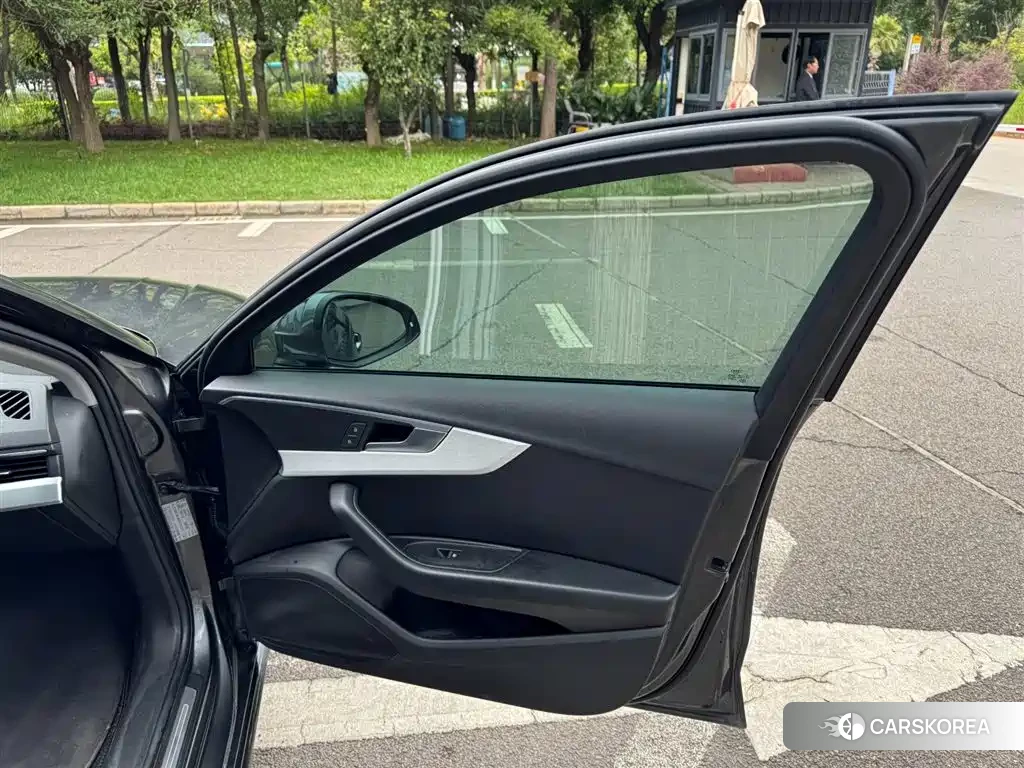 Audi A4L id 4548234 из Китая 26