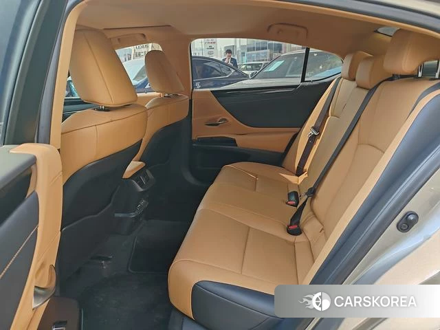 Lexus ES id 3908444 из Китая 13