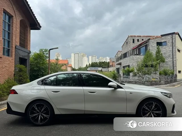 BMW 5 Series (G60) id 2485971 из Кореи 16